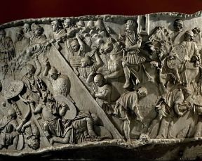 Marco Ulpio Traiano. L'imperatore romano raffigurato in un calco della colonna Traiana mentre guida le truppe nella guerra in Dacia (Bucarest, Museo di Storia della Romania).De Agostini Picture Library/G. Dagli Orti Marco Ulpio Traiano. L'imperatore romano raffigurato in un calco della colonna Traiana mentre guida le truppe nella guerra in Dacia (Bucarest, Museo di Storia della Romania).De Agostini Picture Library/G. Dagli Orti