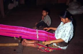 Thailandia. Tessitura artigianale in un villaggio di genti Karen.De Agostini Picture Library/C. Sappa Thailandia. Tessitura artigianale in un villaggio di genti Karen.De Agostini Picture Library/C. Sappa