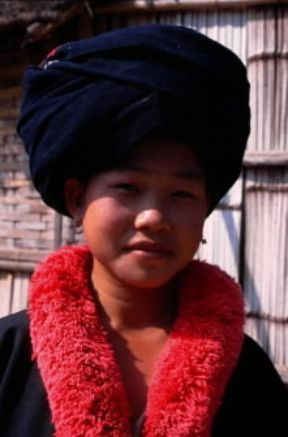 Asia. Donna del villaggio Yao nei dintorni di Luang Prabang (Laos).De Agostini Picture Library/C. Sappa Asia. Donna del villaggio Yao nei dintorni di Luang Prabang (Laos).De Agostini Picture Library/C. Sappa
