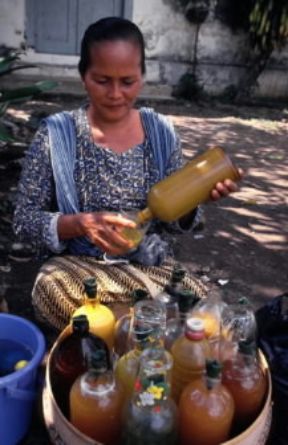 Asia. Venditrice di succhi di frutta al mercato di Pasar Beringhario a Surakarta.De Agostini Picture Library/L. Romano Asia. Venditrice di succhi di frutta al mercato di Pasar Beringhario a Surakarta.De Agostini Picture Library/L. Romano