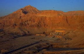 Egitto . Il tempio funerario della regina Hatshepsut (XVIII dinastia) a Deir el-Bahari.De Agostini Picture Library/G. Sioën Egitto . Il tempio funerario della regina Hatshepsut (XVIII dinastia) a Deir el-Bahari.De Agostini Picture Library/G. Sioën