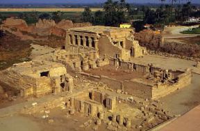 Egitto . Veduta del tempio di Dendera.De Agostini Picture Library/G. Veggi Egitto . Veduta del tempio di Dendera.De Agostini Picture Library/G. Veggi