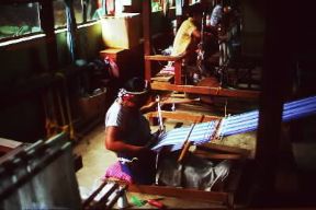 Filippine. Donna Igorot al telaio nell'isola di Luzon.De Agostini Picture Library/G. Wright