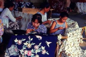 Indonesia . Giovani ragazze indonesiane impegnate nell'arte del batik. De Agostini Picture Library/L. Romano Indonesia . Giovani ragazze indonesiane impegnate nell'arte del batik. De Agostini Picture Library/L. Romano