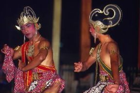 Indonesia . Un momento della danza ispirata all'epica del Ramayana. De Agostini Picture Library/L. Romano Indonesia . Un momento della danza ispirata all'epica del Ramayana. De Agostini Picture Library/L. Romano