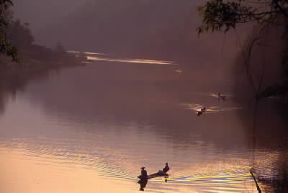 Laos. Il fiume Nam Khan, uno dei numerosi tributari del Mekong, nei dintorni di Luang-Prabang.De Agostini Picture Library/C. Sappa Laos. Il fiume Nam Khan, uno dei numerosi tributari del Mekong, nei dintorni di Luang-Prabang.De Agostini Picture Library/C. Sappa