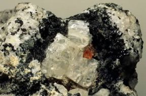 Nefelina. Cristalli di nefelina con cristalli di vesuvianite (giallo-bruni).De Agostini Picture Library / R. Appiani Nefelina. Cristalli di nefelina con cristalli di vesuvianite (giallo-bruni).De Agostini Picture Library / R. Appiani