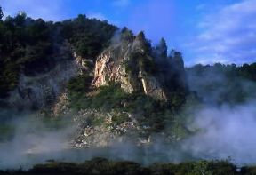 Oceania . Rilievi rocciosi nella regione di Rotorua, in Nuova Zelanda.De Agostini Picture Library/G. Sioën Oceania . Rilievi rocciosi nella regione di Rotorua, in Nuova Zelanda.De Agostini Picture Library/G. Sioën