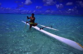 Oceania . Polinesiano sulla tipica piroga a bilanciere nelle acque delle Isole Sottovento nella Polinesia francese.De Agostini Picture Library/W. Buss Oceania . Polinesiano sulla tipica piroga a bilanciere nelle acque delle Isole Sottovento nella Polinesia francese.De Agostini Picture Library/W. Buss