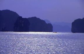 Repubblica Socialista del Viet Nam. Veduta della baia di Halong.De Agostini Picture Library/C. Sappa