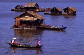 Repubblica Socialista del Viet Nam. Case galleggianti di un villaggio nei pressi di Hanoi.De Agostini Picture Library/C. Sappa