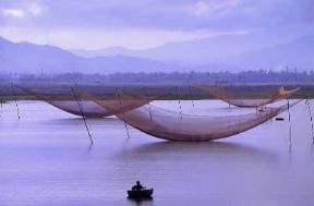 Repubblica Socialista del Viet Nam. Reti per la pesca nei dintorni di Da Nang.De Agostini Picture Library/C. Sappa