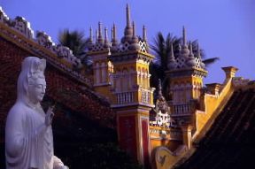 Repubblica Socialista del Viet Nam. Veduta del tempio Du hang a Hai Phong.De Agostini Picture Library/C. Sappa