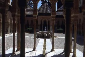 Granada. Il cortile dei Leoni all'interno dell'Alhambra.De Agostini Picture Library / C. Sappa Granada. Il cortile dei Leoni all'interno dell'Alhambra.De Agostini Picture Library / C. Sappa
