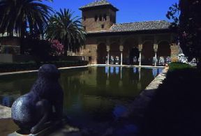 Granada. Veduta di un giardino dell'Alhambra.De Agostini Picture Library / C. Sappa Granada. Veduta di un giardino dell'Alhambra.De Agostini Picture Library / C. Sappa