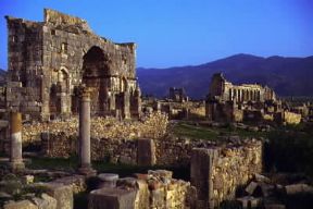 Marocco. L'arco di trionfo e resti della basilica romana a Volubilis.De Agostini Picture Library/C. Sappa Marocco. L'arco di trionfo e resti della basilica romana a Volubilis.De Agostini Picture Library/C. Sappa