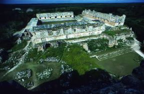 Messico. Veduta del Quadrilatero delle Monache a Uxmal.De Agostini Picture Library/Dani-Jeske Messico. Veduta del Quadrilatero delle Monache a Uxmal.De Agostini Picture Library/Dani-Jeske