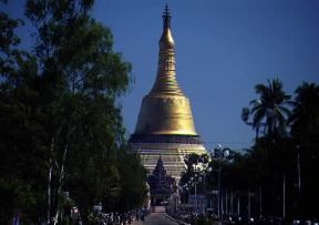 Pegu. Il grande stupa dello Shwemawdaw, uno dei monumenti più significativi della città birmana.De Agostini Picture Library/W. Wright Pegu. Il grande stupa dello Shwemawdaw, uno dei monumenti più significativi della città birmana.De Agostini Picture Library/W. Wright
