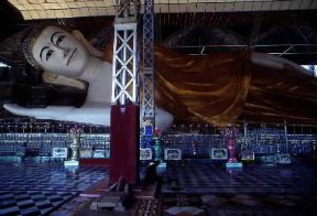 Pegu. Gigantesca statua di Buddha coricato nella pagoda Shwethalyaung.De Agostini Picture Library/W. Wright Pegu. Gigantesca statua di Buddha coricato nella pagoda Shwethalyaung.De Agostini Picture Library/W. Wright