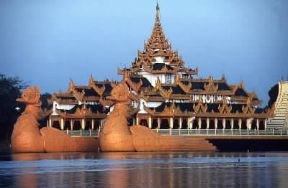 Rangoon. Un caratteristico ristorante galleggiante a forma di pagoda; la città deve il suo sviluppo all'attivissimo centro portuale.De Agostini Picture Library/G. Wright Rangoon. Un caratteristico ristorante galleggiante a forma di pagoda; la città deve il suo sviluppo all'attivissimo centro portuale.De Agostini Picture Library/G. Wright