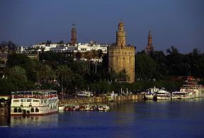 Siviglia . La Torre del Oro sulla sponda del fiume Guadalquivir, edificata nel sec. XII sotto la dominazione araba.De Agostini Picture Library/C. Sappa Siviglia . La Torre del Oro sulla sponda del fiume Guadalquivir, edificata nel sec. XII sotto la dominazione araba.De Agostini Picture Library/C. Sappa