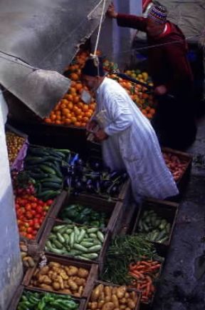 Tangeri. Particolare del mercato della città marocchina; il commercio rappresenta l'attività prevalente degli abitanti.De Agostini Picture Library/C. Sappa Tangeri. Particolare del mercato della città marocchina; il commercio rappresenta l'attività prevalente degli abitanti.De Agostini Picture Library/C. Sappa