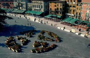 Verona. Veduta di piazza Bra' all'interno del centro storico della città .De Agostini Picture Library/C. Gerolimetto Verona. Veduta di piazza Bra' all'interno del centro storico della città .De Agostini Picture Library/C. Gerolimetto