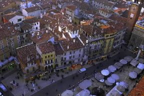 Verona. Veduta aerea della città con piazza delle Erbe.De Agostini Picture Library/C. Gerolimetto Verona. Veduta aerea della città con piazza delle Erbe.De Agostini Picture Library/C. Gerolimetto