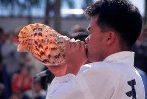 Asia. Suonatore di tromba marina, in una festa nella città di Hong Kong.De Agostini Picture Library/C. Sappa Asia. Suonatore di tromba marina, in una festa nella città di Hong Kong.De Agostini Picture Library/C. Sappa