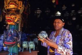 Indonesia . Un caratteristico mercatino delle pulci a Surakarta nell'isola di Giava.De Agostini Picture Library/L. Romano Indonesia . Un caratteristico mercatino delle pulci a Surakarta nell'isola di Giava.De Agostini Picture Library/L. Romano