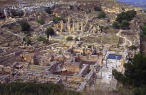 Libia. Cirene è uno dei siti archeologici più significativi del Medio Oriente, prima centro fenicio e poi colonia dorica: veduta d'insieme degli scavi, con sullo sfondo le colonne del tempio di Apollo.De Agostini Picture Library/C. Sappa Libia. Cirene è uno dei siti archeologici più significativi del Medio Oriente, prima centro fenicio e poi colonia dorica: veduta d'insieme degli scavi, con sullo sfondo le colonne del tempio di Apollo.De Agostini Picture Library/C. Sappa