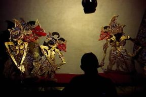 Teatro d'ombre . Marionette del teatro d'ombre wayang kulit in Indonesia. De Agostini Picture Library/L. Romano Teatro d'ombre . Marionette del teatro d'ombre wayang kulit in Indonesia. De Agostini Picture Library/L. Romano
