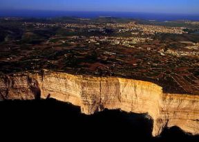 Malta. Le falesie a sud dell'isola di Gozo.De Agostini Picture Library/G. Sioën Malta. Le falesie a sud dell'isola di Gozo.De Agostini Picture Library/G. Sioën