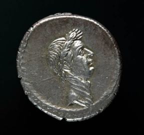 Moneta. Denario d'argento coniato da Giulio Cesare nel 44 a. C., raffigurante la sua effige.De Agostini Picture Library / G. Dagli Orti Moneta. Denario d'argento coniato da Giulio Cesare nel 44 a. C., raffigurante la sua effige.De Agostini Picture Library / G. Dagli Orti