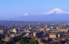 Jerevan . Veduta della città con il monte Ararat.De Agostini Picture Library/W. Buss Jerevan . Veduta della città con il monte Ararat.De Agostini Picture Library/W. Buss