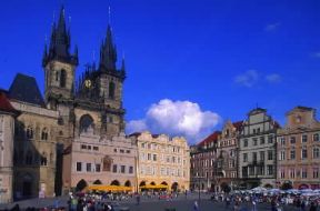 Praga. La chiesa di S. Maria di Týn, a sinistra nella foto, nella Città Vecchia.De Agostini Picture Library/W. Buss Praga. La chiesa di S. Maria di Týn, a sinistra nella foto, nella Città Vecchia.De Agostini Picture Library/W. Buss