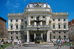 Bratislava. Il teatro nazionale slovacco.De Agostini Picture Library/W. Buss Bratislava. Il teatro nazionale slovacco.De Agostini Picture Library/W. Buss