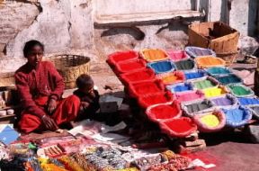 Asia. Venditrice di un mercato nella regione di Kathmandu Pashupatinath, nel Nepal.De Agostini Picture Library/W. Buss Asia. Venditrice di un mercato nella regione di Kathmandu Pashupatinath, nel Nepal.De Agostini Picture Library/W. Buss