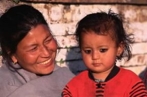 Asia. Donna nepalese con la sua bambina abitante le zone montuose nei pressi di Katmandu.De Agostini Picture Library/W. Buss Asia. Donna nepalese con la sua bambina abitante le zone montuose nei pressi di Katmandu.De Agostini Picture Library/W. Buss