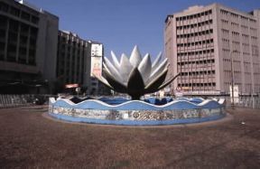 Bangladesh. Monumento raffigurante il fiore di loto, emblema nazionale, in una piazza della città di Dhaka.De Agostini Picture Library/C. Maury Bangladesh. Monumento raffigurante il fiore di loto, emblema nazionale, in una piazza della città di Dhaka.De Agostini Picture Library/C. Maury