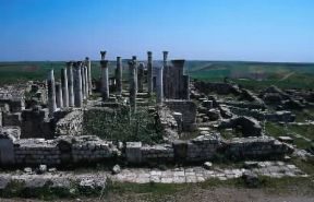 Apamea. Veduta dei portici colonnati del sec. II d.C.De Agostini Picture Library/G. Dagli Orti Apamea. Veduta dei portici colonnati del sec. II d.C.De Agostini Picture Library/G. Dagli Orti