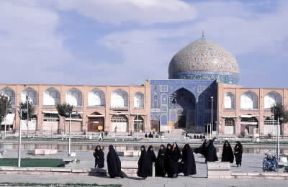 Esfahan. Veduta della piazza reale antistante la Moschea di Sheikh Loftollah.De Agostini Picture Library/W. Buss Esfahan. Veduta della piazza reale antistante la Moschea di Sheikh Loftollah.De Agostini Picture Library/W. Buss