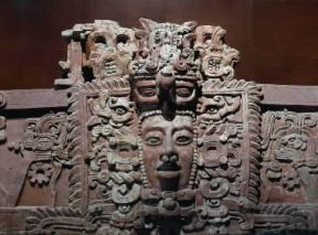 Maya. Particolare di motivi di stucco del dio solare Kinich Ahau posti su un muro di un edificio piramidale (Città del Messico, Museo Nazionale d'Antropologia).De Agostini Picture Library Maya. Particolare di motivi di stucco del dio solare Kinich Ahau posti su un muro di un edificio piramidale (Città del Messico, Museo Nazionale d'Antropologia).De Agostini Picture Library
