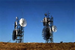 Antenna. Ripetitori RAI sul Monte Beigua (SV) nell'Appennino Ligure.Farabolafoto Antenna. Ripetitori RAI sul Monte Beigua (SV) nell'Appennino Ligure.Farabolafoto