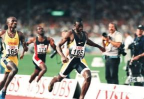Atletica. L'atleta statunitense Michael Johnson impegnato nella gara dei 200 m. durante il Meeting di Atletica tenutosi a Zurigo nel 1997.Farabolafoto Atletica. L'atleta statunitense Michael Johnson impegnato nella gara dei 200 m. durante il Meeting di Atletica tenutosi a Zurigo nel 1997.Farabolafoto