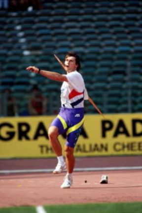 Atletica. Atleta impegnato nel lancio del giavellotto.Farabolafoto Atletica. Atleta impegnato nel lancio del giavellotto.Farabolafoto