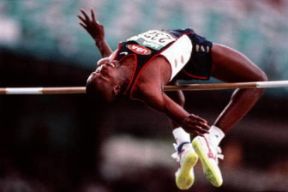 Atletica. L'atleta Charles Austin, medaglia d'oro nel salto in alto, impegnato in una prova durante le XXVI Olimpiadi svoltesi ad Atlanta nel 1996.Farabolafoto Atletica. L'atleta Charles Austin, medaglia d'oro nel salto in alto, impegnato in una prova durante le XXVI Olimpiadi svoltesi ad Atlanta nel 1996.Farabolafoto