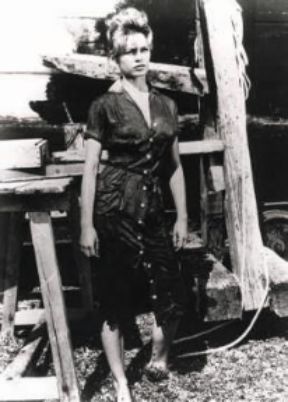 Brigitte Bardot. L'attrice, nel film Piace a troppi, dopo aver girato la scena del suo miracoloso salvataggio dal fiume, si asciuga al sole per riprendere poi la lavorazione.Farabolafoto