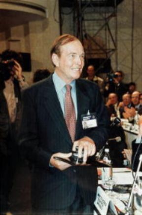 Christian Barnard. Il famoso chirurgo durante la XXI edizione del premio 'Pio Manzù' tenutasi a Rimini nel 1995, mentre riceve un riconoscimento per la sua attività nel campo della medicina.Farabolafoto Christian Barnard. Il famoso chirurgo durante la XXI edizione del premio 'Pio Manzù' tenutasi a Rimini nel 1995, mentre riceve un riconoscimento per la sua attività nel campo della medicina.Farabolafoto