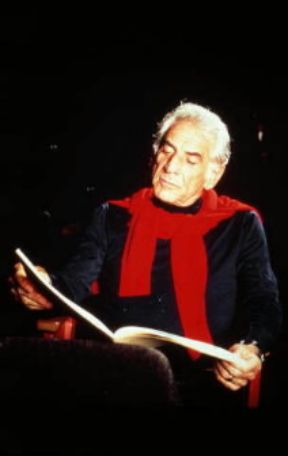 Leonard Bernstein. Il musicista in un momento di lavoro.Farabolafoto Leonard Bernstein. Il musicista in un momento di lavoro.Farabolafoto